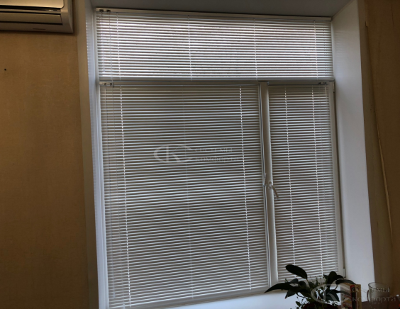 Горизонтальные жалюзи на пластиковые окна