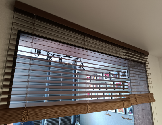 Горизонтальные жалюзи на пластиковые окна