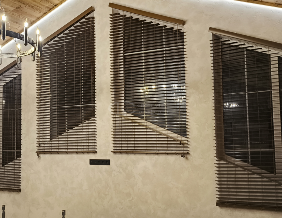 Портфолио жалюзи на треугольные окна